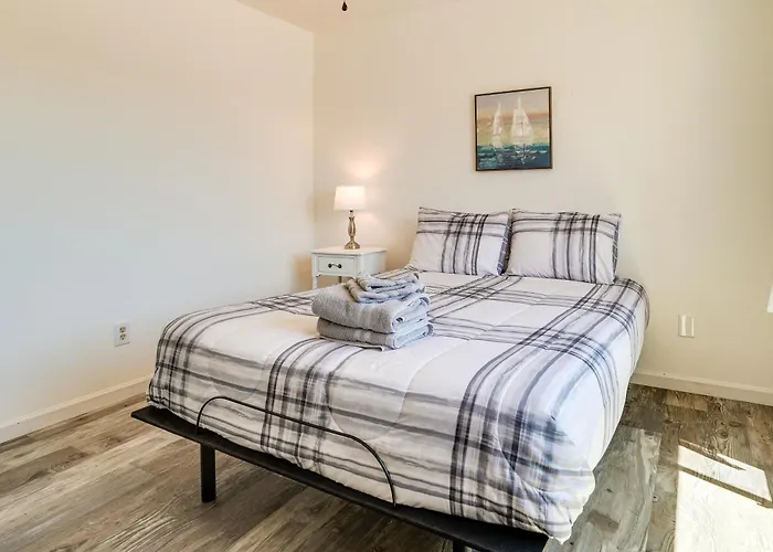 Holiday home Water & Mtn-view Gem W/ Patio In Havasu